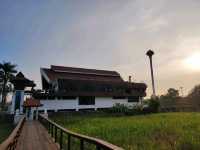 ทานอาหารท่ามกลาง วิวทุ่งนาเทือกเขาเรียงรายทอดยาว