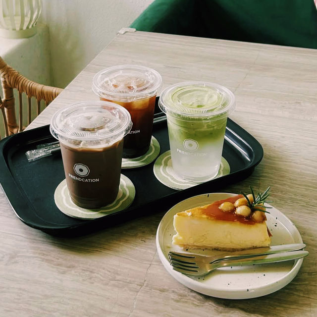 Friendcation Cafe : คาเฟ่สไตล์บังกะโลสีขาว