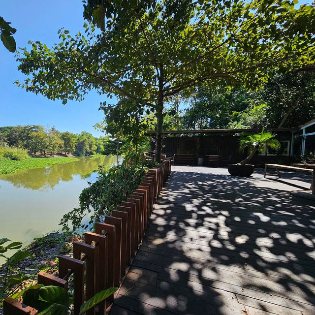 ภพ the riverside cafe 🌊🌿🍃