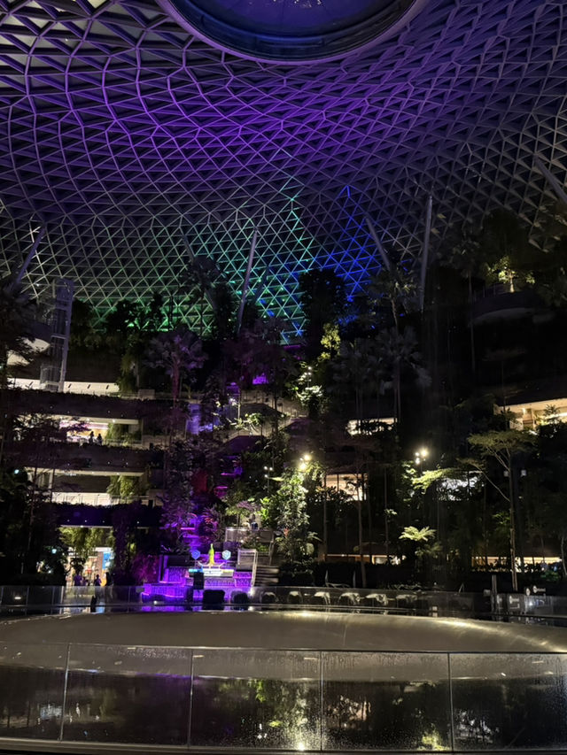 【シンガポール】空港で有名な滝は夜のショーが見頃