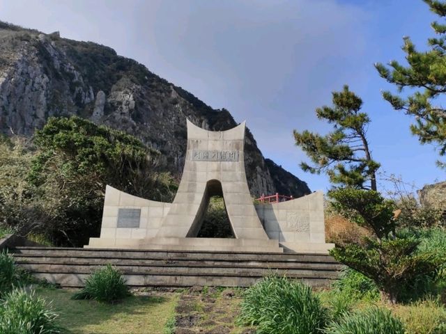 평지 위에 솟은 절경, 산방산