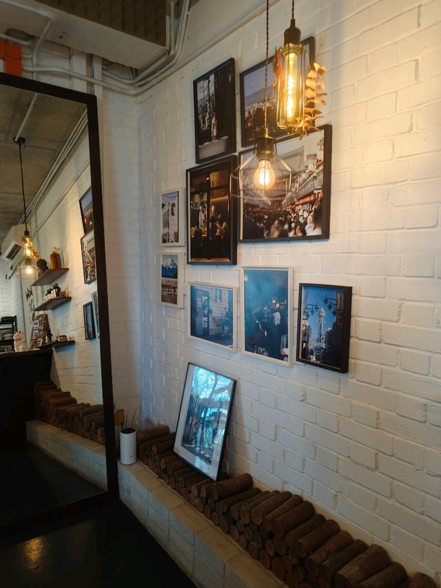 A Slice of Art in a Cozy cafe