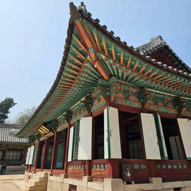 Pretty blooms at Changgyeonggung Palace