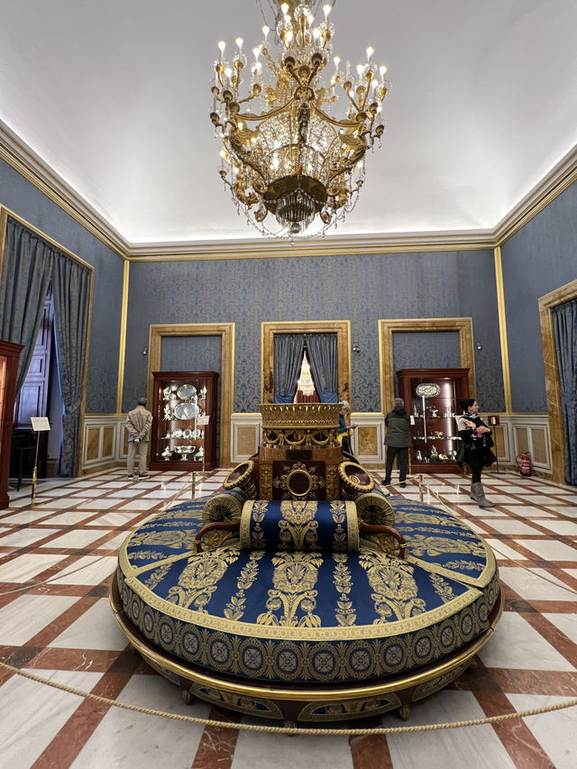 Feeling the royalty vibes at the Palacio Real de Madrid 🏰