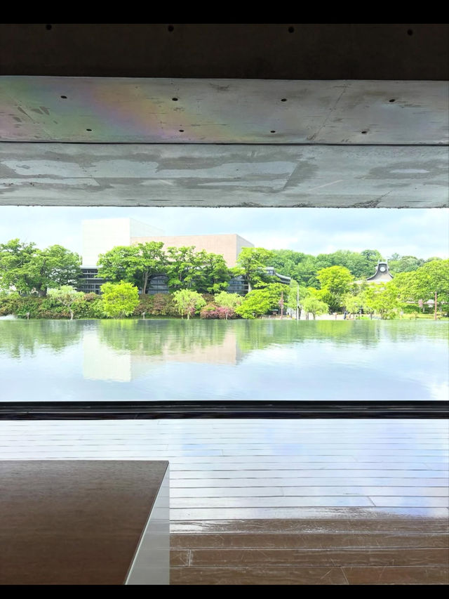 🎯【秋田・秋田県立美術館】藤田嗣治の大壁画に出会える、水辺のモダンアート空間 