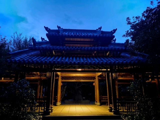 บรรยากาศยามค่ำคืนภูเขาชิงซิ่วหนานหนิง