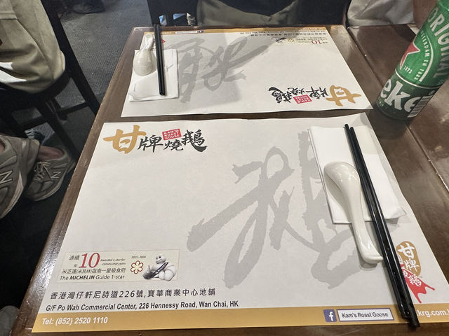 一咬爆汁！米其林一星甘牌燒鵝，讓我甘願排隊再來一次！