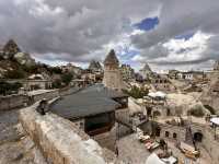 【Göreme Townscape／ギョレメ街並み｜洞窟群とティ・タウンが織りなす“地平線のパッチワーク”】