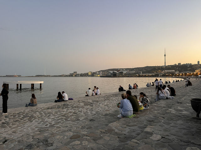 【Baku Promenade 夕暮れ／バクー海岸散歩｜カスピ海と炎の塔が織りなす“黄金の散策劇場”】