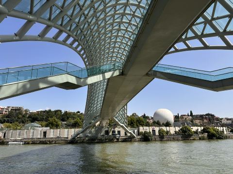 Bridge of Peace／平和の橋｜トビリシ“Mtkvariに架かる光のアート歩道