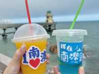 **🌊 汕頭南澳島｜夢幻「錢澳灣燈塔」打卡攻略！綠頂白塔的浪漫地標，免費入場！**  