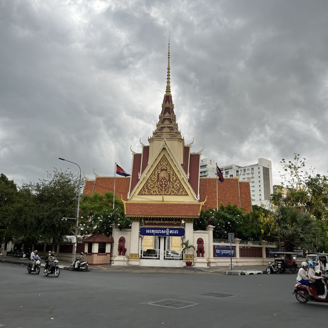 📍Unveiling Cambodia’s Regal Jewel: The Royal Palace in Phnom Penh 👑🇰🇭