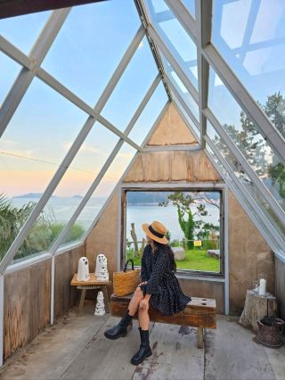 A cafe in Geoje with stunning ocean views and a healing sunset.