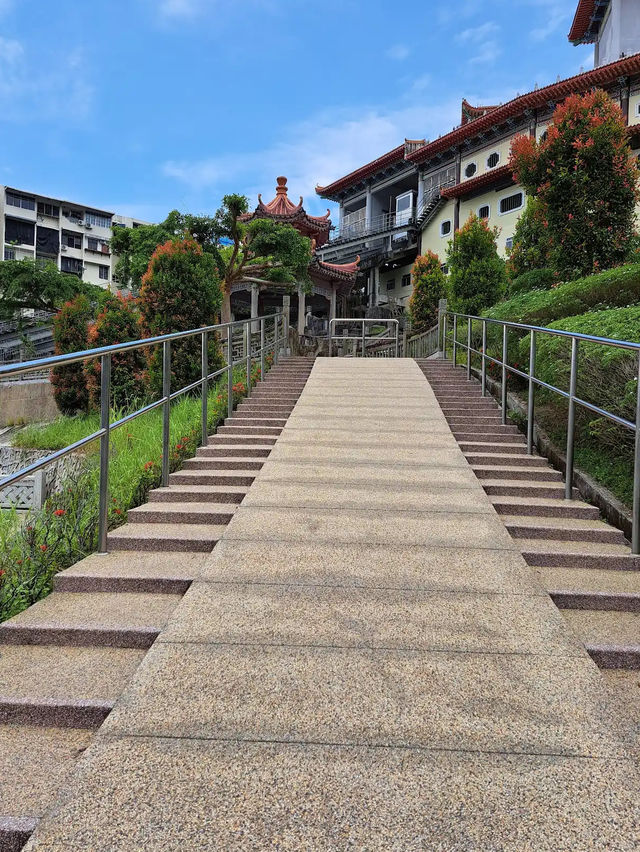Kek Lok Si Chronicles: A Spiritual Journey Above the Clouds