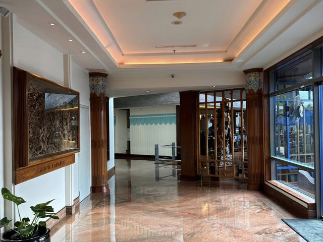 Le Méridien Jakarta: A Strategic Stay in the Heart of the City! 🏨🇮🇩