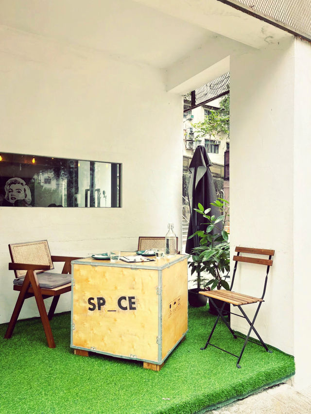 ☕️ SP_CE Cafe & Lounge 寵物友善＋黑松露瀑布蛋Bagel必試！