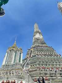 พระปรางค์ใหญ่ล้อมกรอบแสงเย็น – ลานกว้างหน้าวัด