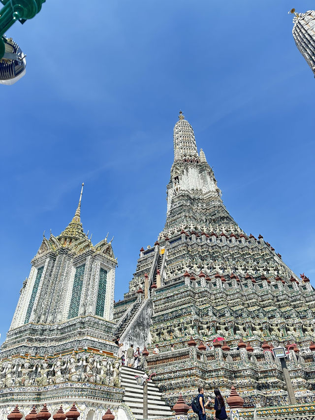 พระปรางค์ใหญ่ล้อมกรอบแสงเย็น – ลานกว้างหน้าวัด