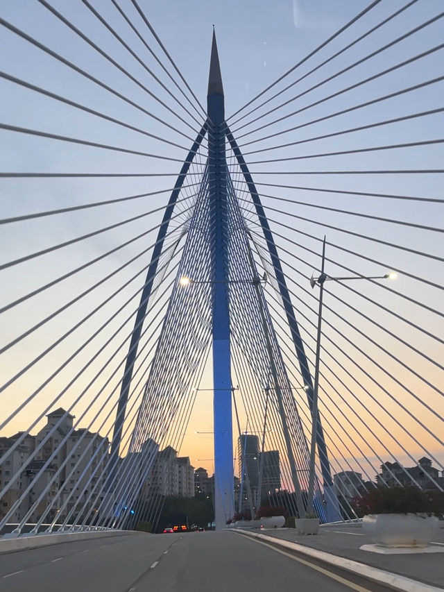 🌅Golden Hour at Seri Gemilang Bridge – Pure Magic