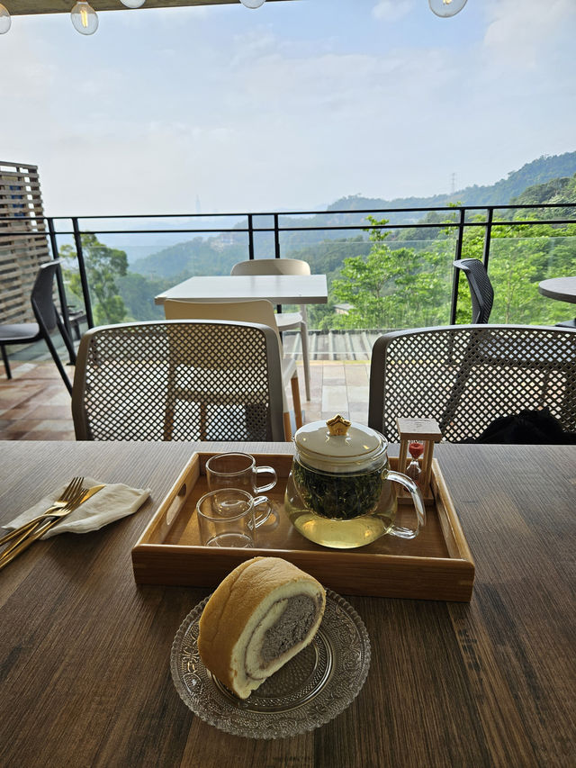 🌄 Maokong Gondola: A Skyward Journey to Taipei’s Tea Paradise