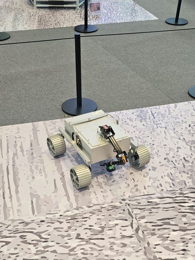 展板前探索創意世界，青少年創科實踐挑戰賽作品展