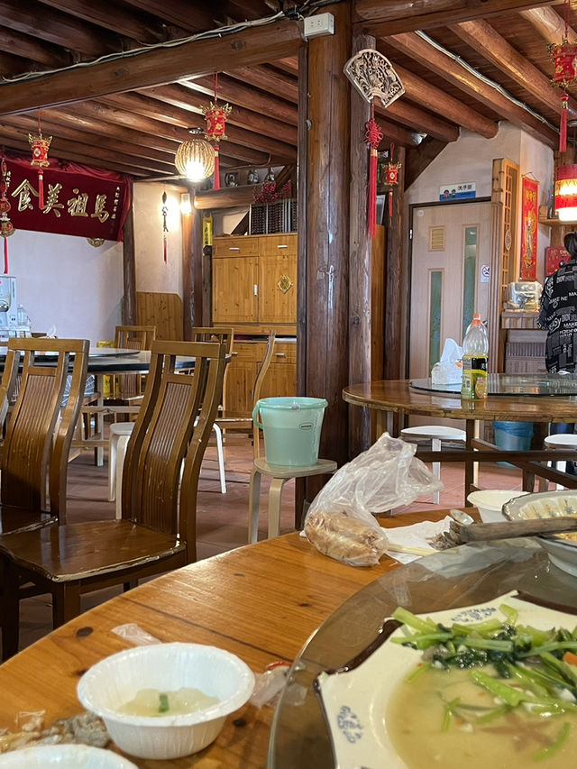 馬祖南竿｜九榕閣無菜單料理：紅糟入味、漁獲當令，半山腰餐桌的島嶼饗宴