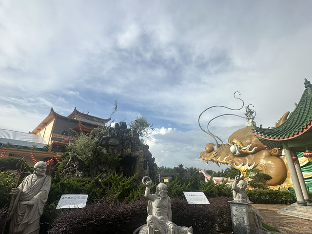 🐉 Walking Inside the World’s Largest Fortune Dragon – Yong Peng Adventure! 🐉 Walking Inside the World’s Largest Fortune Dragon – Yong Peng Adventure!