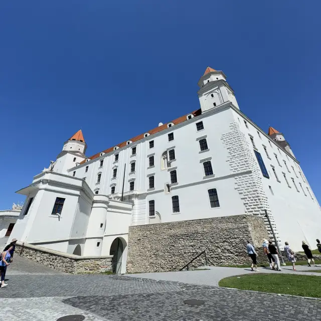 🏰 BRATISLAVA CASTLE — SLOVAKIA’S ICONIC HILLTOP FORTRESS 🇸🇰✨