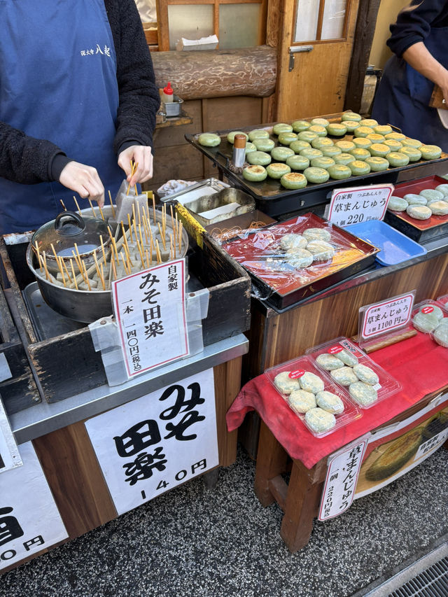 紅葉に包まれる癒しの古刹。深大寺で過ごす穏やかな時間 紅葉に包まれる癒しの古刹。深大寺で過ごす穏やかな時間