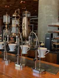 상하이의 압도적인 규모의 스타벅스에서 바, 로스터리등 특별함을 경험하세요