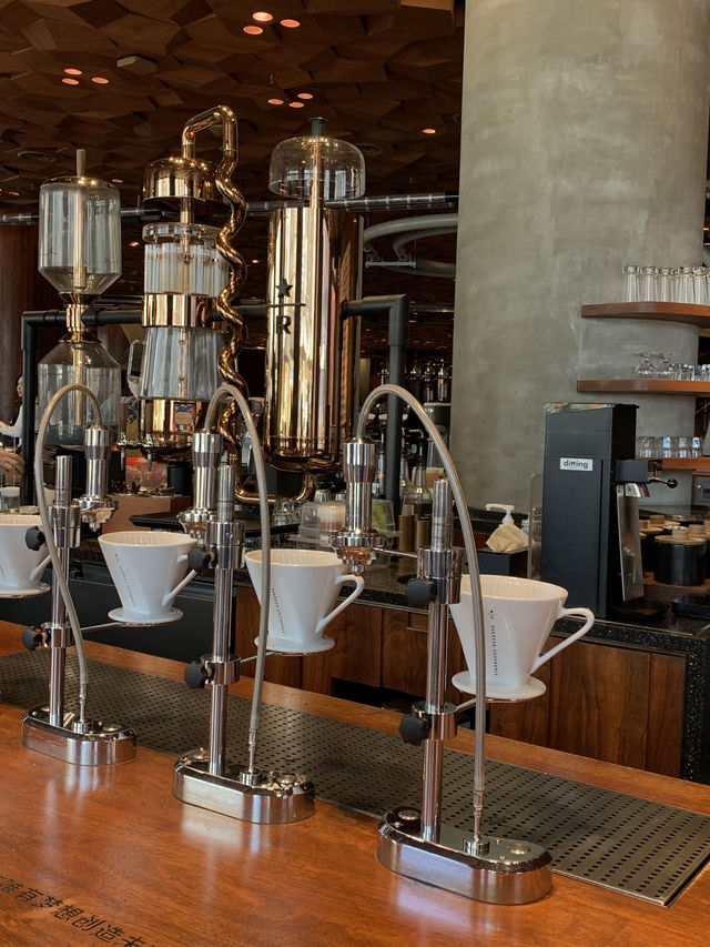 상하이의 압도적인 규모의 스타벅스에서 바, 로스터리등 특별함을 경험하세요 상하이의 압도적인 규모의 스타벅스에서 바, 로스터리등 특별함을 경험하세요