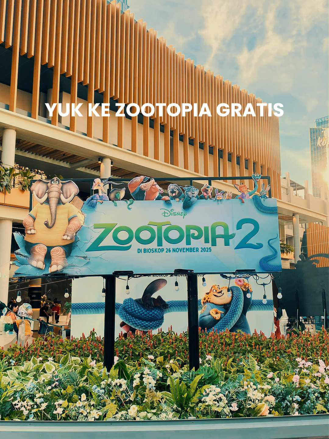 #wisatalokal Ada kabar gembira buat kalian warga Jakarta! 🦊🐰 Sekarang di Tribeca Park lagi ada event spesial Zootopia yang gemas banget! Gak cuma itu, suasana makin meriah karena ada pohon natal raksasa yang super cantik dan estetik. Jujur, vibes-nya beneran kayak lagi masuk ke dunia film favorit kita! 🎄✨
Kalian wajib banget ajak anak-anak dan keluarga buat main ke sini. Selain areanya yang luas dan sejuk, banyak spot foto seru yang bakal bikin si kecil happy seharian. Anak-anak bisa puas eksplorasi sambil menikmati dekorasi karakter Zootopia yang ikonik. Momen kumpul keluarga jadi terasa lebih spesial dan pastinya memorable banget buat konten sosmed kalian! 📸👨👩👧👦
Lokasinya strategis di Jakarta Barat dan suasananya makin magical saat malam hari ketika semua lampu natal mulai menyala terang. Seru, gratis, dan ramah anak! Yuk, jangan sampai ketinggalan serunya event Zootopia ini ya! Langsung agendakan bareng keluarga tercinta minggu ini! 
