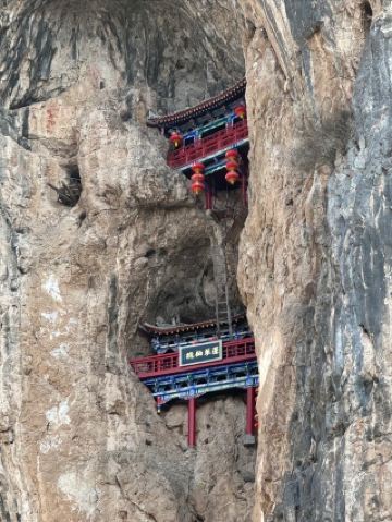 A temple suspended in the middle of a cliff! Climbing a 100-meter inclined ladder is a must if you're afraid of heights.