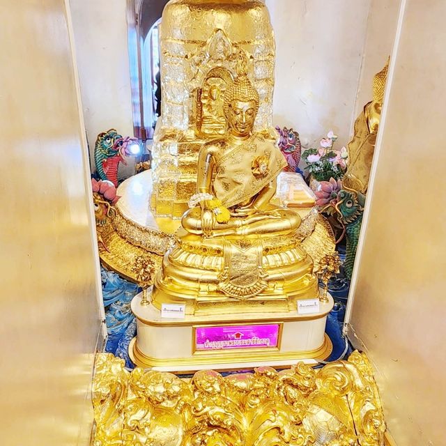 golden Buddha statues