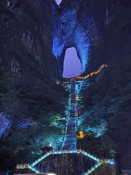 Tianmen Mountain in 1 Day: 999 Steps, 99 Turns, and Evening