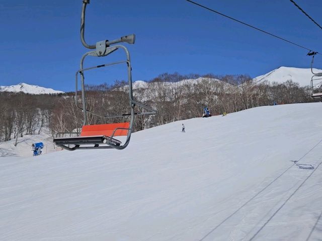 Spring Skiing in Hakuba Goryu – 15 Days of First Lifts, Carving & Valley Walks