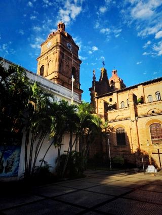 Santa Cruz Cathedral - The City’s Central Landmark ⛪🌴