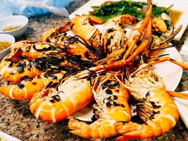 曼谷周邊 | 大城炭火烤噴膏大頭蝦 กุ้งเพ่อืนแพรว Kung Puen Praew