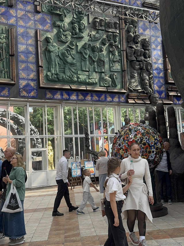 🎨 Unlock Your Eyes to Art: Gallery of Genius Zuraab Tsereleli Right in Moscow's Heart! 