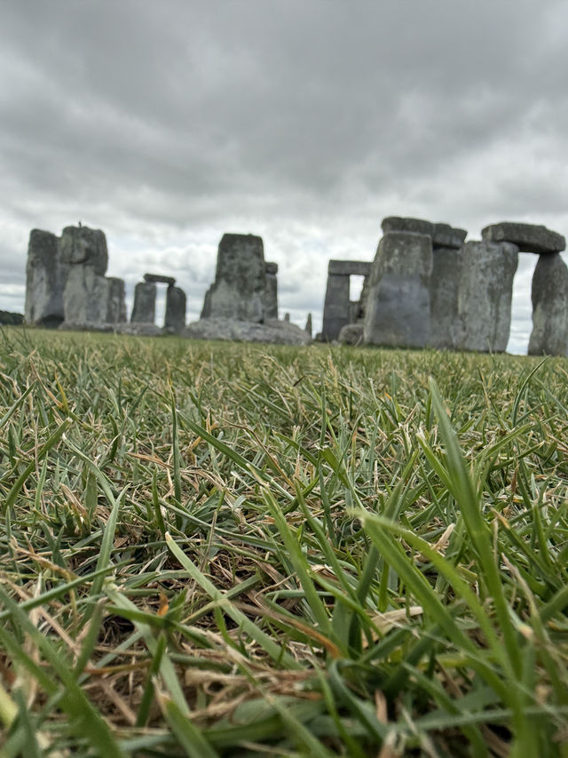 Discover Stonehenge: The Ancient Wonder of England 🏺🌿