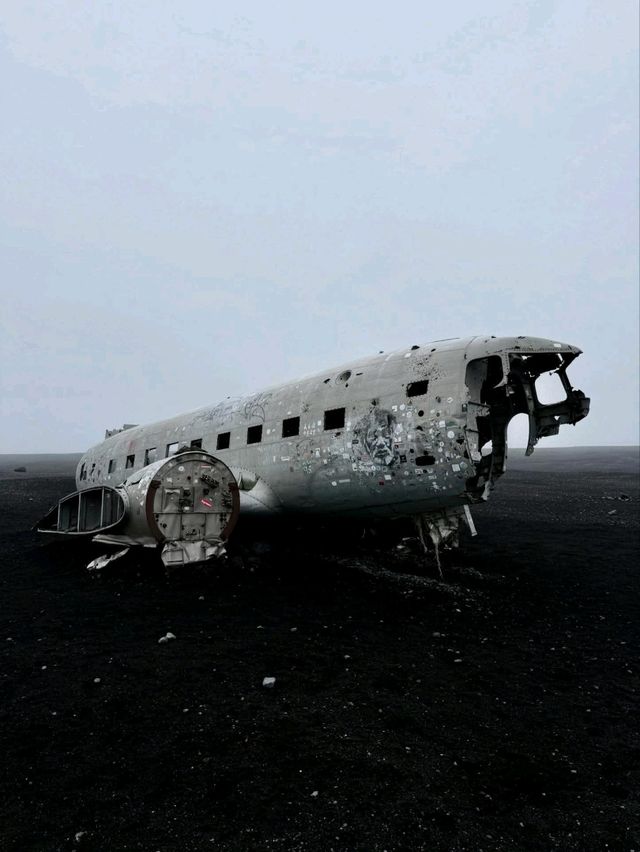 Iceland's Sólheimasandur Plane Crash Adventure ✈️🏖️ Iceland's Sólheimasandur Plane Crash Adventure ✈️🏖️