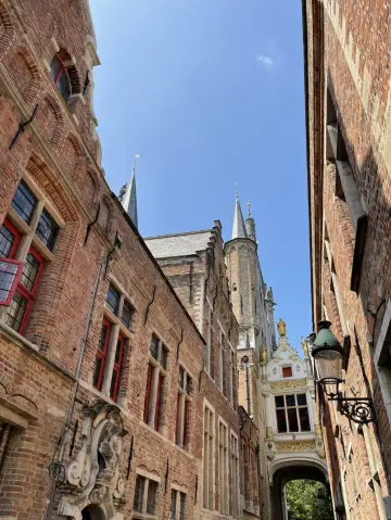 🏰 Bruges: Canals, Chocolate & Charm