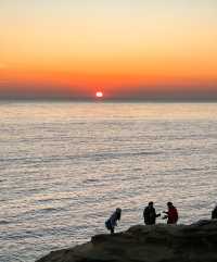 Sunset cliff magnificent scenery, enjoy the stunning scenery across the ocean.
