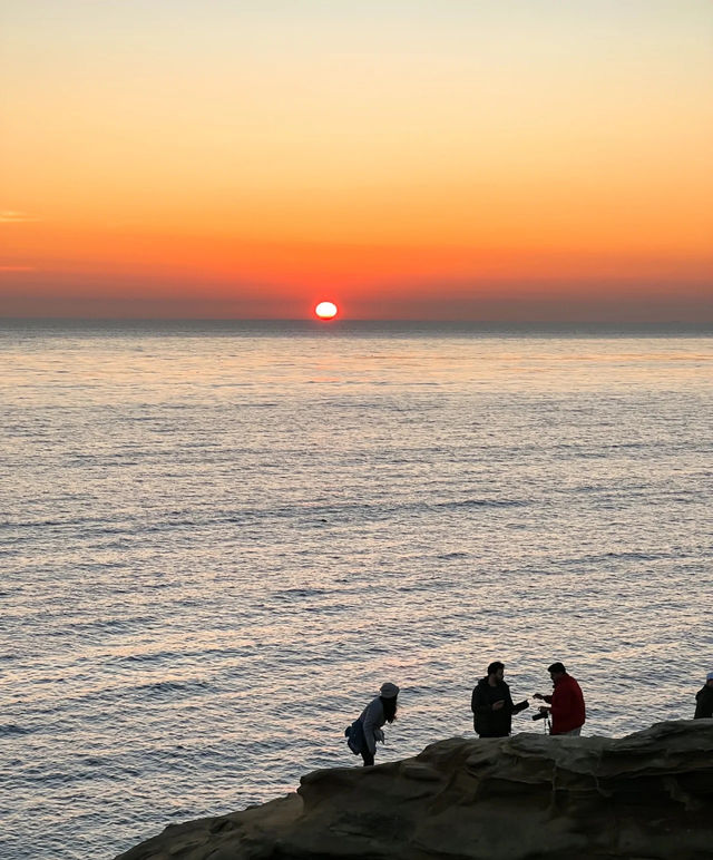 Sunset cliff magnificent scenery, enjoy the stunning scenery across the ocean.