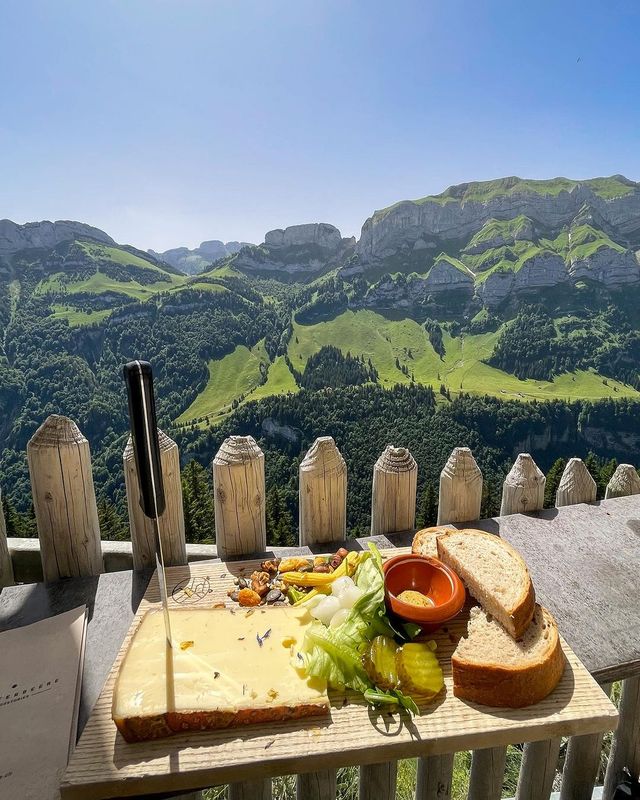 Lake Serenity and Culinary Delights: Switzerland's Unforgettable Gems! 🌊🍽️