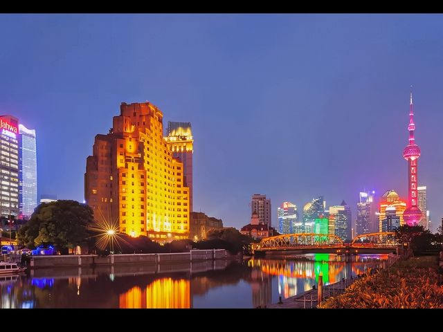 珠水銀波拍岸，閃耀虹橋高遠