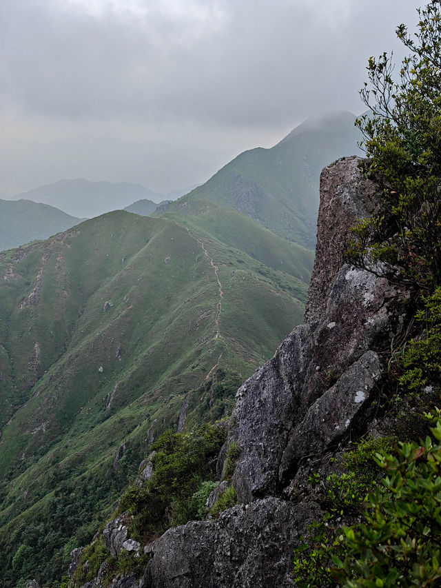 夏日徒步旅行目的地，感受山頂的風和陽光