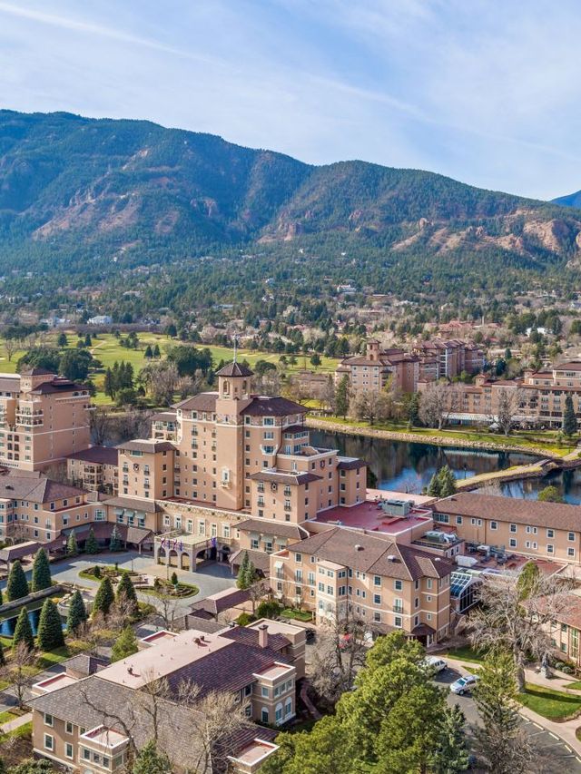🌟 Colorado Springs Charm: The Broadmoor Bliss 🏔️✨