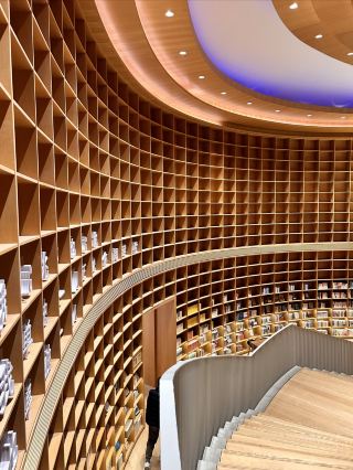 This bookstore in Shanghai is a must-visit!! It's stunning and super impressive~