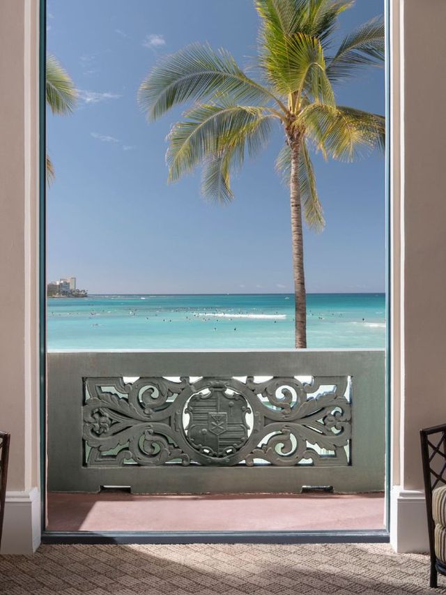 🌺 Waikiki's Pink Palace: A Royal Hawaiian Retreat 🌴